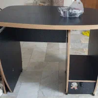 میز تحریر و کامپیوتر