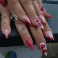 خدمات کاشت ناخن