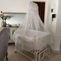 تخت کنار مادر