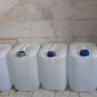 تعدادی بطری آب سالم و تمیز