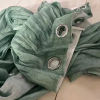 پرده پانچ شده.
