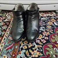 یک عدد پوتین مشکی زنانه