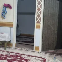 یک خانم میان سال برای پرستاری از یک خانم سالمند