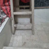 یک عدد چهار پایه به فروش می‌رسد