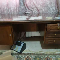 میز چوبی به همراه شیشه سالم