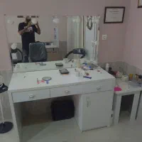 میز میکاپ کامل در حد نو به همراه میز ناخن کاری|آرایشگاه و سالن‌های زیبایی|تایباد, |دیوار