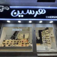 فروشنده آقا مغازه کیف و کفش