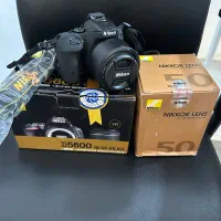 یه دستگاه دوربین نیکون D5600 با کیت دوربین 18-55
