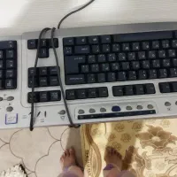 یک عدد کیبورد کامپیوتر