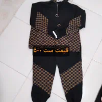 تعدادی لباس نو به فروش میرست