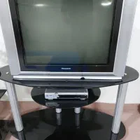 تلوزیون ومیز زیرش