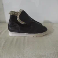 تعدادی کفش نو