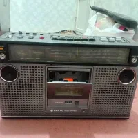 یک عددرادیو قدیمی کلکسیونی