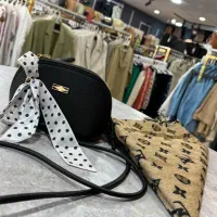 ادمین و فروشنده در فروشگاه پوشاک زنانه