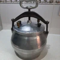 زودپز قدیمی کم کارکرده سالم و تمیز