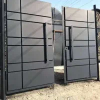 کارگر درب و پنجره سازی