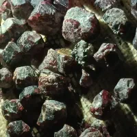 سنگ گارنت|جواهرات|رباطکریم, رباطکریم|دیوار