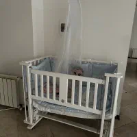 تخت کودک کنار مادر