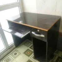 میز تحریر و کامپیوتر