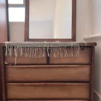 میز چوبی و اینه