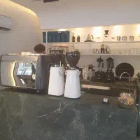 استخدام سالن‌کار جوان برای کافه