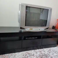 تلویزیون ۲۱ اینچ سامسونگ،سالم وتمیز همراه میز