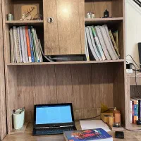 میز تحریر و کتابخانه