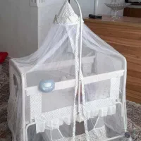 تخت کنار مادر گهواره شو