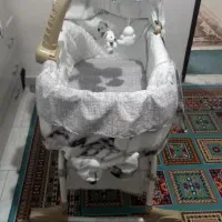 گهواره و تخت کنار مادر