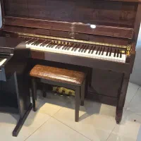 پیانوی ایستاده‌ی کلاسیک YAMAHA رنگ قهوه‌ای طبیعی