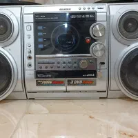 یک دستگاه ه ضبط و پخش و چهار باند سامسونگ