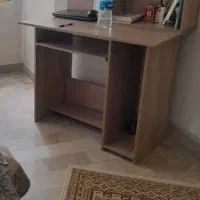 میز تحریر و کامپیوتر و لپ تاپ و کتابخونه
