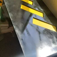 میز زرد و مشکی