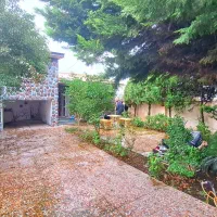 نیم پیلوت حیاط دار با درختان میوه چند ساله