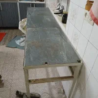 میز کار آهنی با سطح سنگی