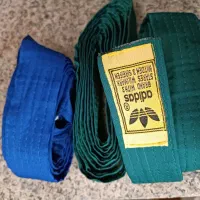 دو عدد کمربند سبز و یک عدد کمربند آبی در حد نو