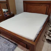 تخت همراه تشک و پاتختی و مبل دو و سه نفره