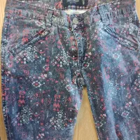 شلوار جین طرحدار