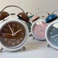 ساعت فلزی زنگ دار