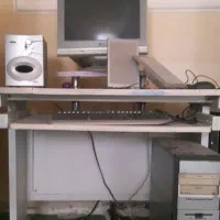 کامپیوتر و میز