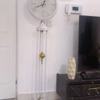 ساعت و آینه ایستاده