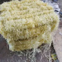 نیروی کار خانم و آقا برای تولید پوشال و تکسون