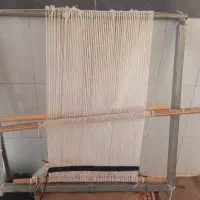 قالیچه با دار و مقداری نخ زیر رو و خامه