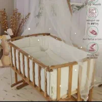 تخت خواب و گهواره کنار مادر