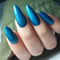 خدمات آموزش و کاشت ناخن