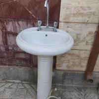 روشویی همراه با شیر اب