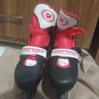 اسکیت قرمز رنگ