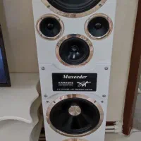 یک جفت بلندگو ایستاده مکسیدر سفید همراه میکروفون