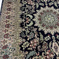 فرش ۹ متری و ۶ متری ست یه رنگ می‌باشد سالم