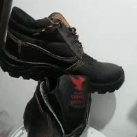 کفش ایمنی کار. ودستکش